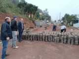 Moradores da rua Orlando Ferreira de Andrade recebem calçamento comunitário